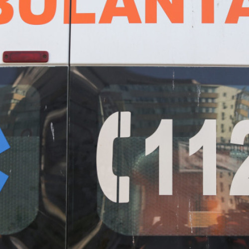 O ambulanță care transporta un pacient a fost implicată într-un accident cu o mașină în București. Două persoane sunt rănite