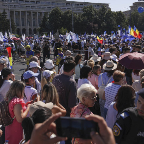 Proteste ale sindicaliștilor din administrație, luni, în București. Ei amenință cu greva generală. Ilie Bolojan i-a invitat la discuții