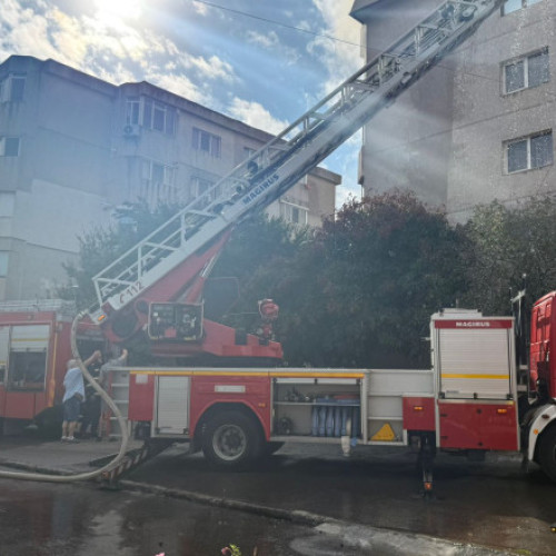 Video&Foto Incendiu puternic la mansarda unui bloc din Constanţa. Un bărbat, în stare gravă