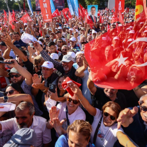 Zeci de mii de persoane, la o manifestaţie a opoziţiei la Ankara: Acuză guvernul turc că subminează democrația