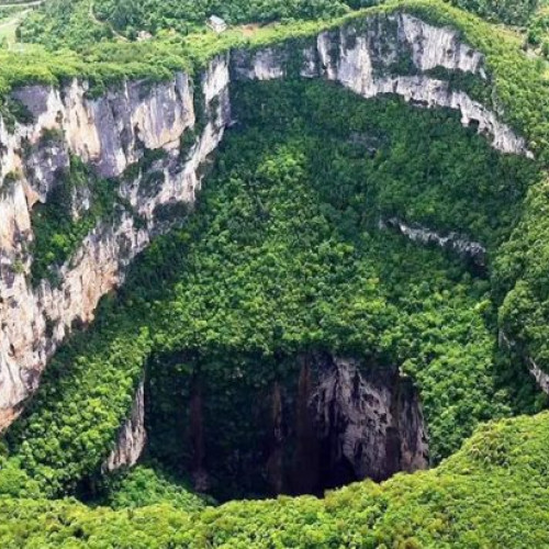 Xiaoxhai Tiankeng, cea mai adâncă groapă din lume, ascunde un ecosistem unic