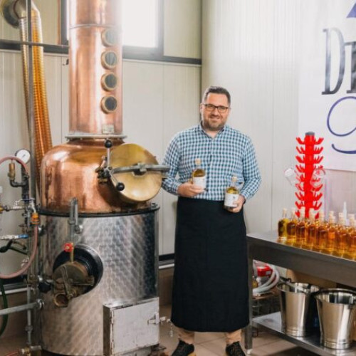Distil Art, distilerie artizanală din Scorţoasa, sprijină economia locală cu produse sustenabile