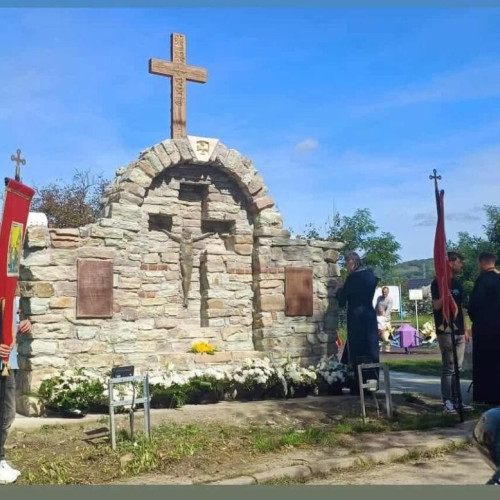 Monument din piatra vechii școli din Lușca, sfințit de preotul satului
