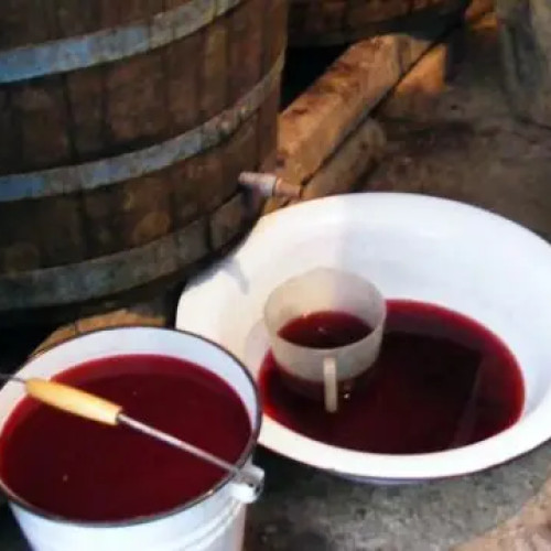 Trei persoane intoxicate cu gazele emise de must în localitatea Frenciugi