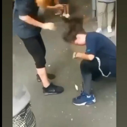 Două adolescente din Grivița, implicate într-o bătaie violentă în fața martorilor