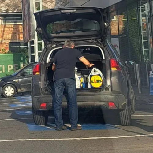 Șofer din Cluj Napoca parcat pe două locuri pentru persoane cu dizabilități la Lidl