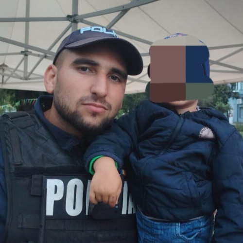 Polițist din Botoșani transportă un copil rănit la cap în timpul unui festival la Săveni