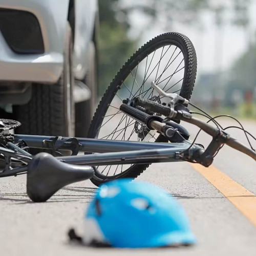 Biciclist rănit într-un accident provocat de un autoturism la Grințieș