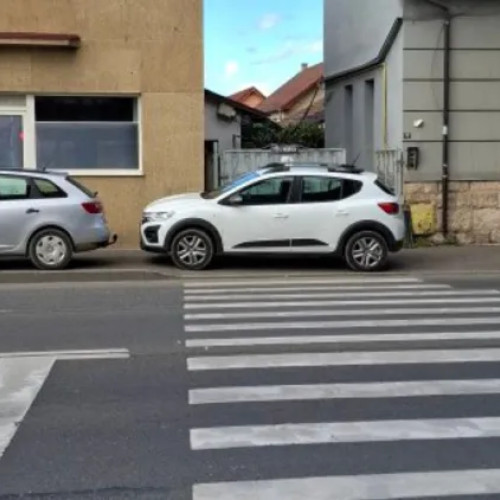 Trei maşini blochează trotuarul şi trecerea de pietoni în Cluj