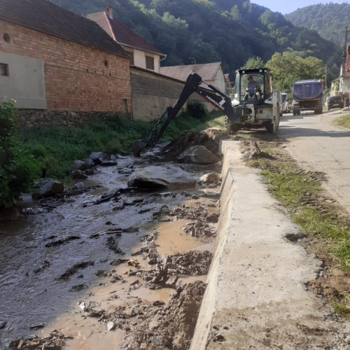 Sistemul de Gospodărire a Apelor Sibiu a reparat malul pârâului Tilișca pentru prevenirea inundațiilor