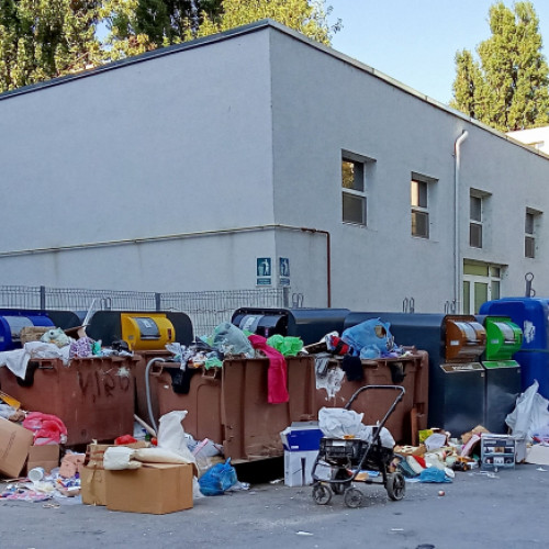 Deseuri peste capacitatea containerelor, în zona rezidențială strada Serei din Galați