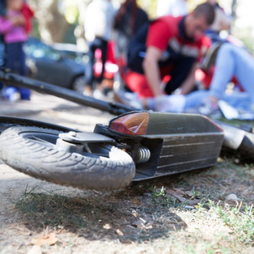 Adolescent din Piatra-Neamț a murit după ce a căzut de pe trotinetă electrică