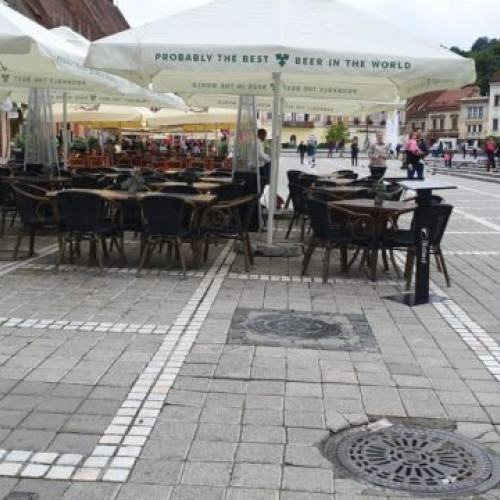 Intervenție la Brașov după un bărbat care a amenințat cu un briceag în Piața Sfatului