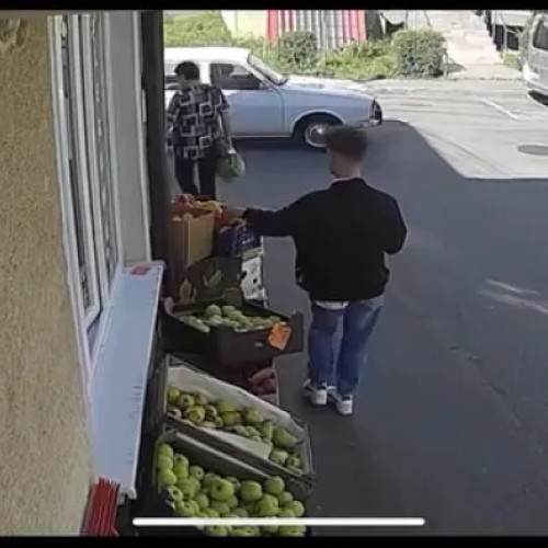 Tânăr surprins furând fructe dintr-un aprozar din Turda
