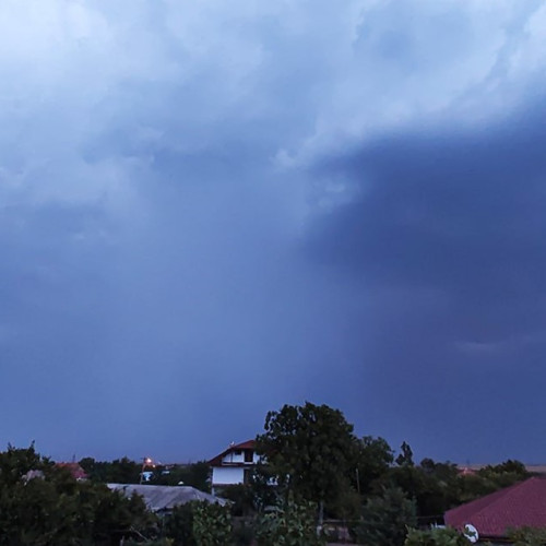 Averse torențiale și grindină în mai multe zone, avertizează autoritățile