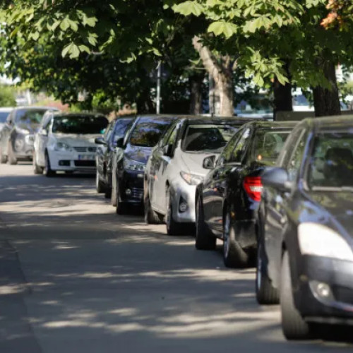 Locuitorii din Cluj-Napoca reclamă mașinile parcate pe trotuar pe strada Emil Petrovici