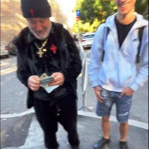 Gigi Becali a împărțit bani elevilor la un liceu din Capitală