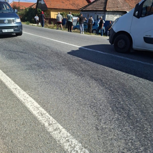 Accident rutier la Târgu Jiu: autoturism răsturnat după impact cu un vehicul parcat