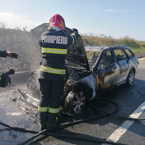 Incendiu de proporții la un autoturism pe centura municipiului Carei