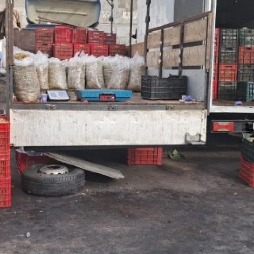 Poliția locală aplică amenzi pentru vânzarea ilegală a produselor în piețele din Botoșani