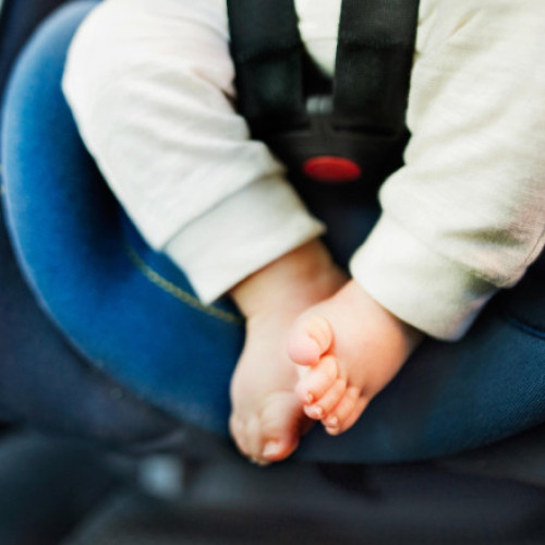 Bebeluș din Iași a murit după ce era transportat fără scaun auto special