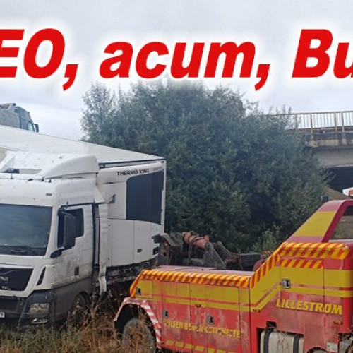 Tir căzut de pe pasarela Nehoiu, scos cu ajutorul a două macarale