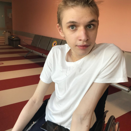 Mihai, adolescent cu neurofibromatoză, are nevoie urgentă de o operație costisitoare