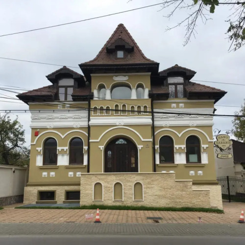 Hanu’ Sărărie din Copou, scos la vânzare pentru 2,9 milioane euro