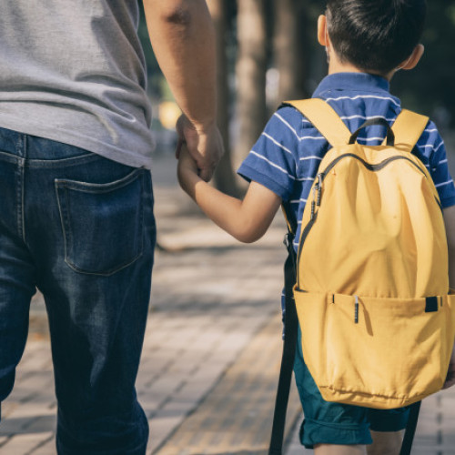 150 de elevi din Sfântu Gheorghe merg zilnic pe jos la școală, ajutați de voluntari