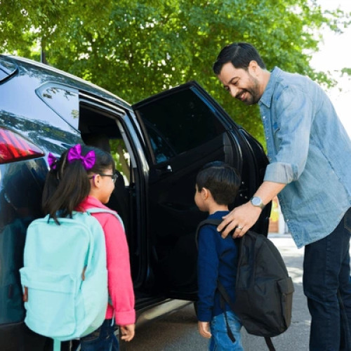 Amenzi pentru părinții care staționează prea mult în fața școlilor cu mașina
