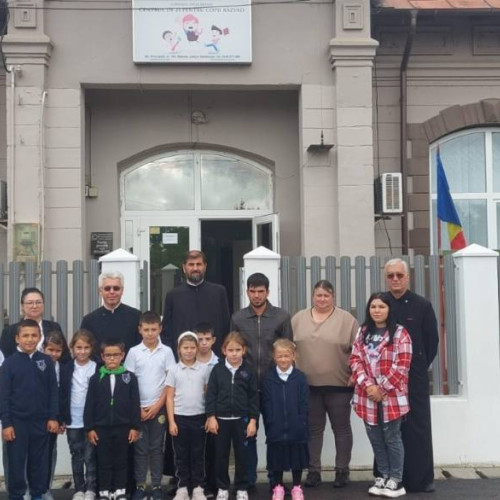 Dăruiri de rechizite și jocuri educative pentru beneficiarii Centrului de zi Răzvad