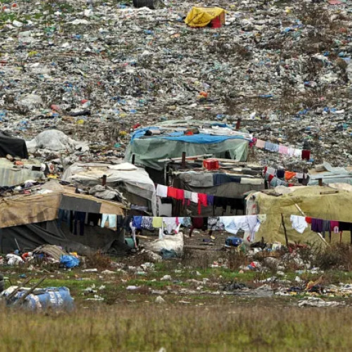 Peste 1.000 de persoane trăiesc în condiții precare lângă groapa de gunoi din Cluj