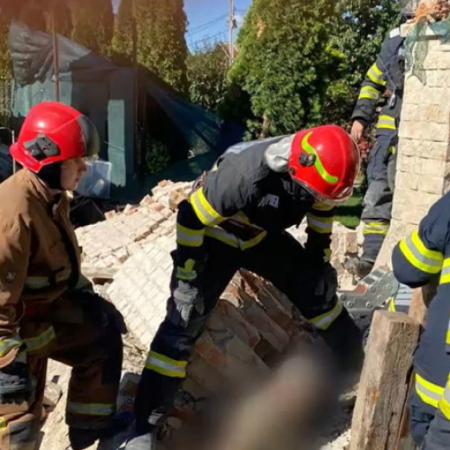 Perete prăbușit peste doi bărbați în Câmpina, salvatorii acționează