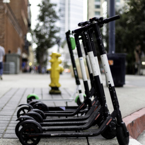 Polițiștii din București rețin 11 persoane implicate în furturi de trotinete electrice