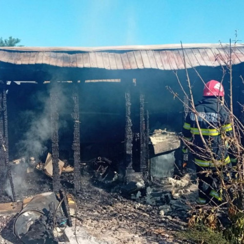 Incendiu la o anexă gospodărească din Curtici, intervenție a pompierilor