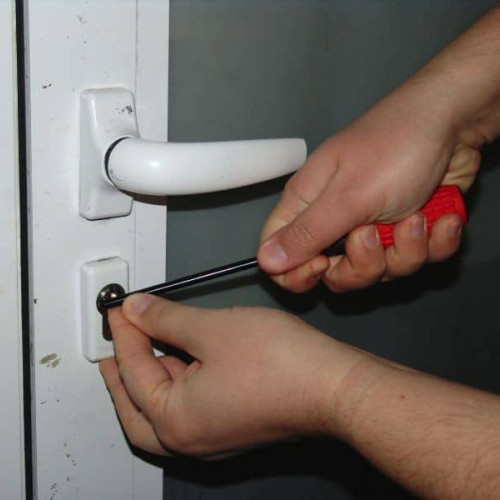 Bărbat din Roșia Montană cercetat pentru furt dintr-o cabană din Șard