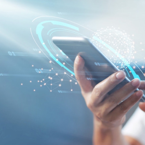 Italia pedepsește cu închisoarea distribuirea imaginilor AI fără consimțământ