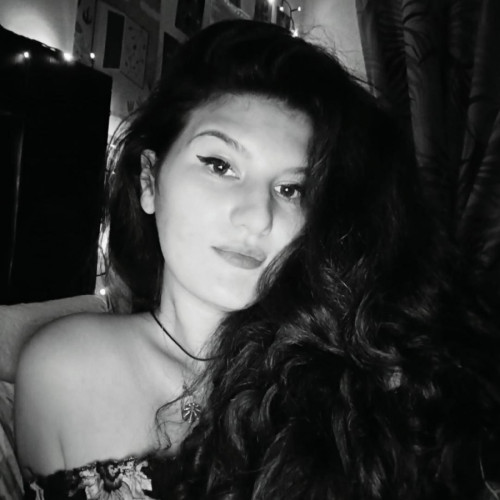 Sabina Daniela Penciu a impresionat la deschiderea sezonului Cenaclului N&S cu poeme profunde