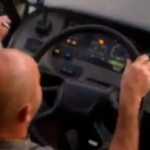 Șofer surprins aruncând mucurile de țigară pe geam în trafic