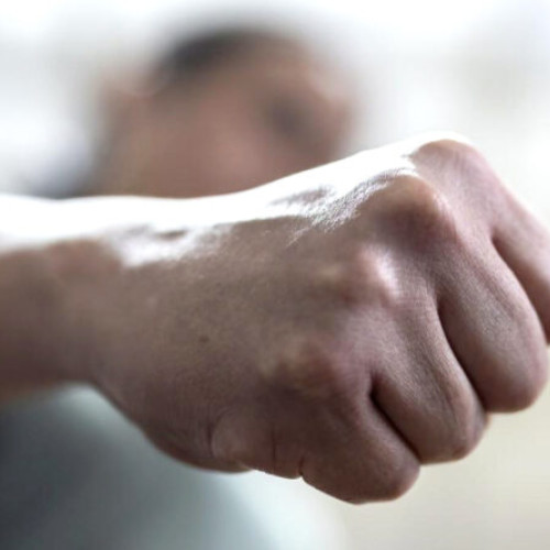 Doi tineri condamnați pentru lovirea noului iubit al unei fete