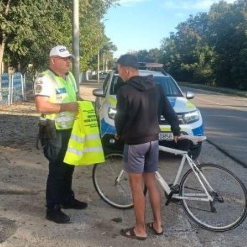 Polițiștii rutieri din Roman sensibilizează tinerii bicicliști și utilizatorii de trotinete