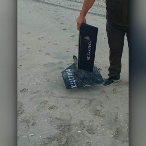 Fragment dintr-o dronă, găsit pe plaja Vadu în timpul unei acțiuni ecologice