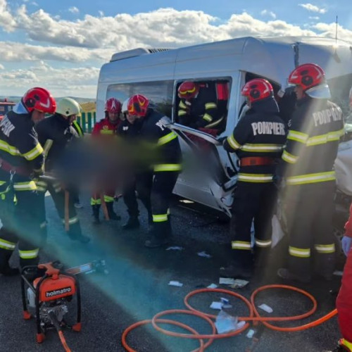 Accident la intersecția dintre un microbuz și un autotren pe autostrada A10