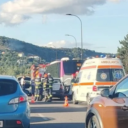 Accident în Mănăștur: o Dacia Logan a lovit un autobuz pe strada Bucium