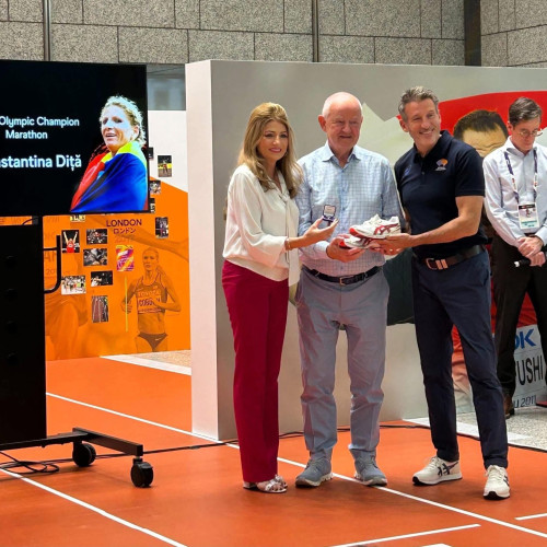 Constantina Diță donează pantofii de concurs la Muzeul Atletismului Mondial din Tokyo