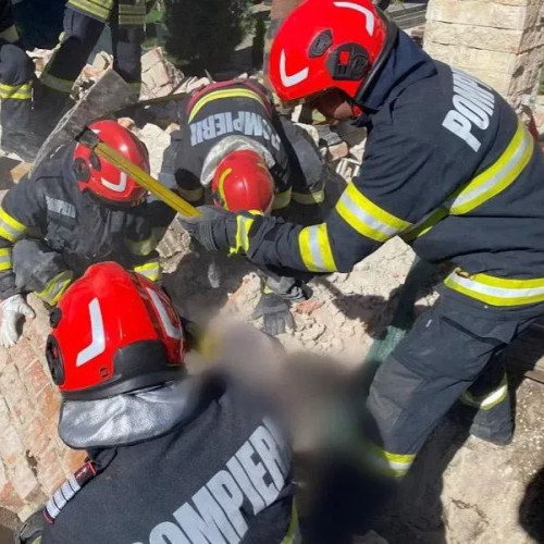 Doi muncitori prinși sub dărâmături la Câmpina, un mort și un rănit grav