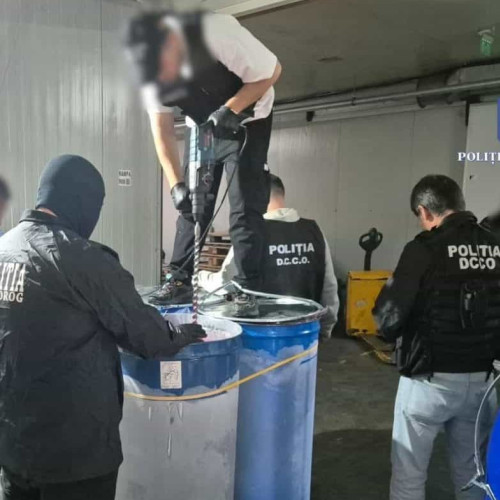 Procesul traficanţilor din Alba cu cocaină ascunsă în butoaie de fructe întârzie la Constanța