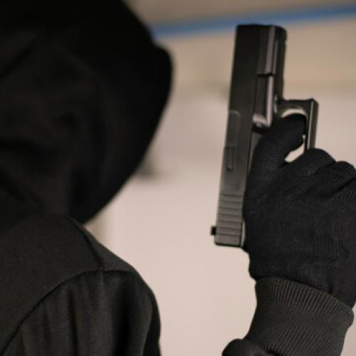 Bărbat din Botoșani amenințat cu pistolul în prezența copiilor săi