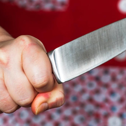 Femeie înarmatã cu cuțit, reținută după ce a amenințat o familie din Roman