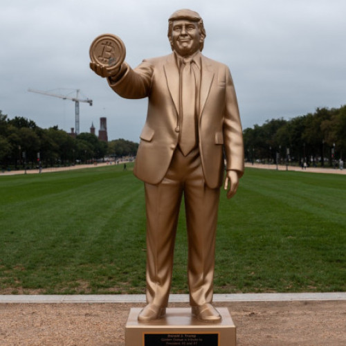 O statuie aurie a lui Donald Trump cu Bitcoin, expusă temporar lângă Capitoliu